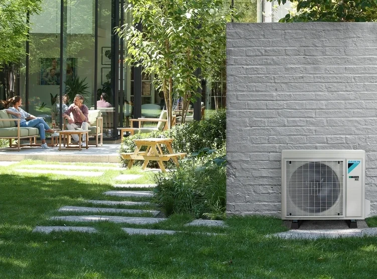 PAC Daikin installation extérieure – Omeco Énergie – Brie-Comte-Robert (77)